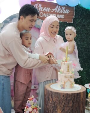 Shila Amzah Instagram - Alhamdulillah sambutan hari lahir @rheaakiraa berjalan dengan lancar.
Terima Kasih kepada family, Dan sahabat2 yang sudi memeriahkan majlis kami❤️
Special thanks to papa @ubaihani kerana dapat menjayakan event Puteri kita dengan Baik sekali, Tapi Jangan Bagi semua credit Kat dia je😅 , sbb ubai telah turut dibantu oleh ramai manusia2 baik ini😍
@restuayahandaevent (organiser)
@ainacopartynsuch (backdrop)
@Wonderkidz_bouncycastle (playground)
@cakerykitchen_ (kek)
@popscoop.my (aiskrim)
@_figuraevents (sound system)
@myzatu_hidayah (roti jala)
@picnicdecoshahalam (candy wall)
@laiyan.kl (kopi)
@irachurros (churros tiktok)
Terlebih terkurang minta maaf ya semua 🤍
We really hope that you guys had fun yesterday !
Semoga kita berjumpa lagi✨