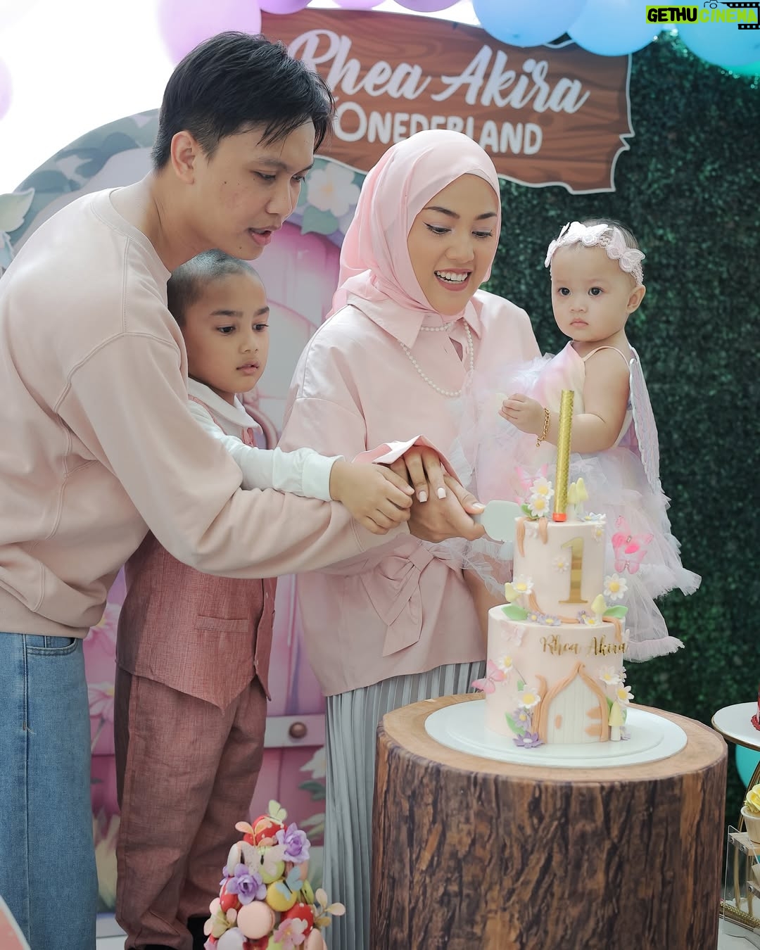 Shila Amzah - 36.4K Likes - Alhamdulillah sambutan hari lahir @rheaakiraa berjalan dengan lancar. 
Terima Kasih kepada family, Dan sahabat2 yang sudi memeriahkan majlis kami❤️

Special thanks to papa @ubaihani kerana dapat menjayakan event  Puteri kita dengan Baik sekali, Tapi Jangan Bagi semua credit Kat dia je😅 , sbb ubai telah turut dibantu oleh ramai manusia2 baik ini😍

@restuayahandaevent (organiser)

@ainacopartynsuch (backdrop)

@Wonderkidz_bouncycastle (playground)

@cakerykitchen_ (kek)

@popscoop.my (aiskrim)

@_figuraevents (sound system)

@myzatu_hidayah (roti jala)

@picnicdecoshahalam (candy wall)

@laiyan.kl (kopi)

@irachurros (churros tiktok)

Terlebih terkurang minta maaf ya semua 🤍
We really hope that you guys had fun yesterday !
Semoga kita berjumpa lagi✨