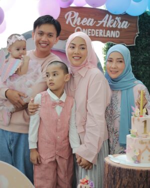 Shila Amzah Instagram - Alhamdulillah sambutan hari lahir @rheaakiraa berjalan dengan lancar.
Terima Kasih kepada family, Dan sahabat2 yang sudi memeriahkan majlis kami❤️
Special thanks to papa @ubaihani kerana dapat menjayakan event Puteri kita dengan Baik sekali, Tapi Jangan Bagi semua credit Kat dia je😅 , sbb ubai telah turut dibantu oleh ramai manusia2 baik ini😍
@restuayahandaevent (organiser)
@ainacopartynsuch (backdrop)
@Wonderkidz_bouncycastle (playground)
@cakerykitchen_ (kek)
@popscoop.my (aiskrim)
@_figuraevents (sound system)
@myzatu_hidayah (roti jala)
@picnicdecoshahalam (candy wall)
@laiyan.kl (kopi)
@irachurros (churros tiktok)
Terlebih terkurang minta maaf ya semua 🤍
We really hope that you guys had fun yesterday !
Semoga kita berjumpa lagi✨