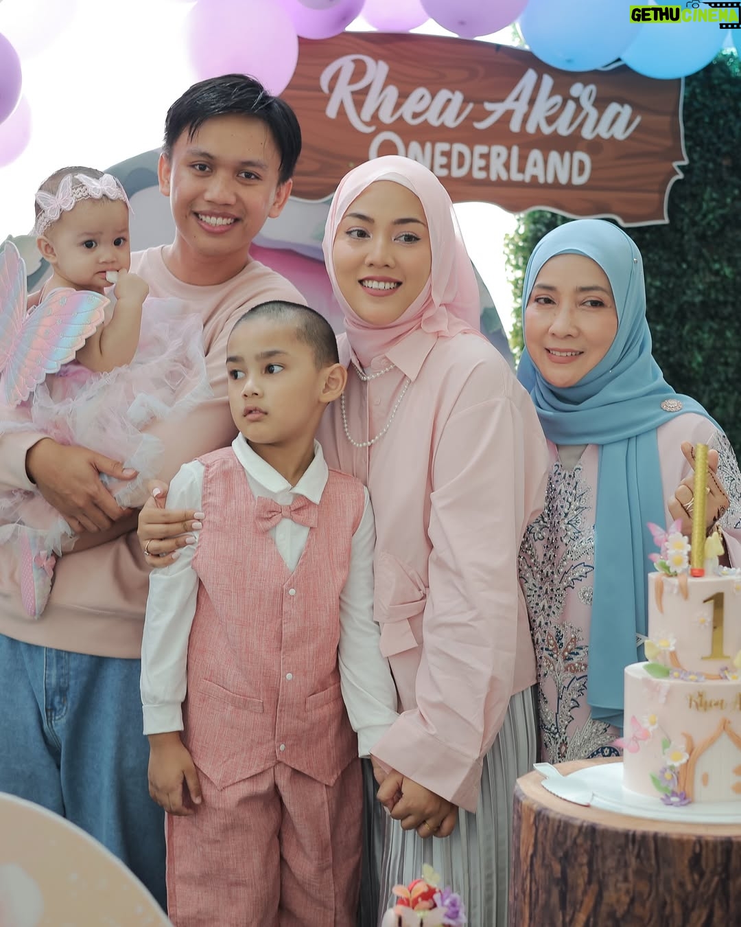 Shila Amzah - 36.4K Likes - Alhamdulillah sambutan hari lahir @rheaakiraa berjalan dengan lancar. 
Terima Kasih kepada family, Dan sahabat2 yang sudi memeriahkan majlis kami❤️

Special thanks to papa @ubaihani kerana dapat menjayakan event  Puteri kita dengan Baik sekali, Tapi Jangan Bagi semua credit Kat dia je😅 , sbb ubai telah turut dibantu oleh ramai manusia2 baik ini😍

@restuayahandaevent (organiser)

@ainacopartynsuch (backdrop)

@Wonderkidz_bouncycastle (playground)

@cakerykitchen_ (kek)

@popscoop.my (aiskrim)

@_figuraevents (sound system)

@myzatu_hidayah (roti jala)

@picnicdecoshahalam (candy wall)

@laiyan.kl (kopi)

@irachurros (churros tiktok)

Terlebih terkurang minta maaf ya semua 🤍
We really hope that you guys had fun yesterday !
Semoga kita berjumpa lagi✨
