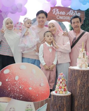 Shila Amzah Instagram - Alhamdulillah sambutan hari lahir @rheaakiraa berjalan dengan lancar.
Terima Kasih kepada family, Dan sahabat2 yang sudi memeriahkan majlis kami❤️
Special thanks to papa @ubaihani kerana dapat menjayakan event Puteri kita dengan Baik sekali, Tapi Jangan Bagi semua credit Kat dia je😅 , sbb ubai telah turut dibantu oleh ramai manusia2 baik ini😍
@restuayahandaevent (organiser)
@ainacopartynsuch (backdrop)
@Wonderkidz_bouncycastle (playground)
@cakerykitchen_ (kek)
@popscoop.my (aiskrim)
@_figuraevents (sound system)
@myzatu_hidayah (roti jala)
@picnicdecoshahalam (candy wall)
@laiyan.kl (kopi)
@irachurros (churros tiktok)
Terlebih terkurang minta maaf ya semua 🤍
We really hope that you guys had fun yesterday !
Semoga kita berjumpa lagi✨