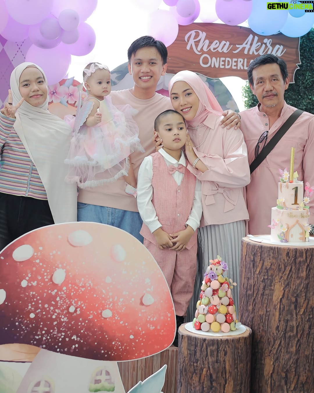 Shila Amzah - 36.4K Likes - Alhamdulillah sambutan hari lahir @rheaakiraa berjalan dengan lancar. 
Terima Kasih kepada family, Dan sahabat2 yang sudi memeriahkan majlis kami❤️

Special thanks to papa @ubaihani kerana dapat menjayakan event  Puteri kita dengan Baik sekali, Tapi Jangan Bagi semua credit Kat dia je😅 , sbb ubai telah turut dibantu oleh ramai manusia2 baik ini😍

@restuayahandaevent (organiser)

@ainacopartynsuch (backdrop)

@Wonderkidz_bouncycastle (playground)

@cakerykitchen_ (kek)

@popscoop.my (aiskrim)

@_figuraevents (sound system)

@myzatu_hidayah (roti jala)

@picnicdecoshahalam (candy wall)

@laiyan.kl (kopi)

@irachurros (churros tiktok)

Terlebih terkurang minta maaf ya semua 🤍
We really hope that you guys had fun yesterday !
Semoga kita berjumpa lagi✨