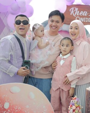 Shila Amzah Instagram - Alhamdulillah sambutan hari lahir @rheaakiraa berjalan dengan lancar.
Terima Kasih kepada family, Dan sahabat2 yang sudi memeriahkan majlis kami❤️
Special thanks to papa @ubaihani kerana dapat menjayakan event Puteri kita dengan Baik sekali, Tapi Jangan Bagi semua credit Kat dia je😅 , sbb ubai telah turut dibantu oleh ramai manusia2 baik ini😍
@restuayahandaevent (organiser)
@ainacopartynsuch (backdrop)
@Wonderkidz_bouncycastle (playground)
@cakerykitchen_ (kek)
@popscoop.my (aiskrim)
@_figuraevents (sound system)
@myzatu_hidayah (roti jala)
@picnicdecoshahalam (candy wall)
@laiyan.kl (kopi)
@irachurros (churros tiktok)
Terlebih terkurang minta maaf ya semua 🤍
We really hope that you guys had fun yesterday !
Semoga kita berjumpa lagi✨
