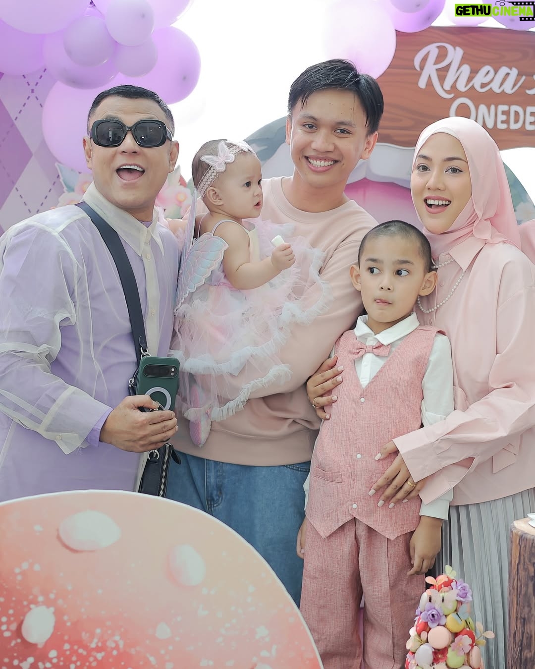 Shila Amzah - 36.4K Likes - Alhamdulillah sambutan hari lahir @rheaakiraa berjalan dengan lancar. 
Terima Kasih kepada family, Dan sahabat2 yang sudi memeriahkan majlis kami❤️

Special thanks to papa @ubaihani kerana dapat menjayakan event  Puteri kita dengan Baik sekali, Tapi Jangan Bagi semua credit Kat dia je😅 , sbb ubai telah turut dibantu oleh ramai manusia2 baik ini😍

@restuayahandaevent (organiser)

@ainacopartynsuch (backdrop)

@Wonderkidz_bouncycastle (playground)

@cakerykitchen_ (kek)

@popscoop.my (aiskrim)

@_figuraevents (sound system)

@myzatu_hidayah (roti jala)

@picnicdecoshahalam (candy wall)

@laiyan.kl (kopi)

@irachurros (churros tiktok)

Terlebih terkurang minta maaf ya semua 🤍
We really hope that you guys had fun yesterday !
Semoga kita berjumpa lagi✨