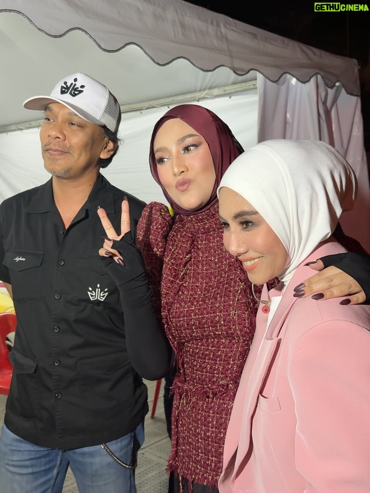 Shila Amzah - 14.9K Likes - Alhamdulillah thank you @mrdiy2u for having me ❤️

So happy to see My beloved Sisters @jaclyn_victor and @ellaaminuddins ! Sorry tak dapat sembang lama tadi😭
Tak sempat nak ambil gambar dgn abang @awieofficial tadi ! See you again ! Great show today 💪🏼✨

Let’s have some rest , and focus on #RaiseTheStarMy on Sunday !🤍

Thank you team sebab selalu meriahkan suasana.
Make up @kasihcicie 
Hijab Stylist @nazlivingastyle 
Designer @isyrafarysi 🫶🏼