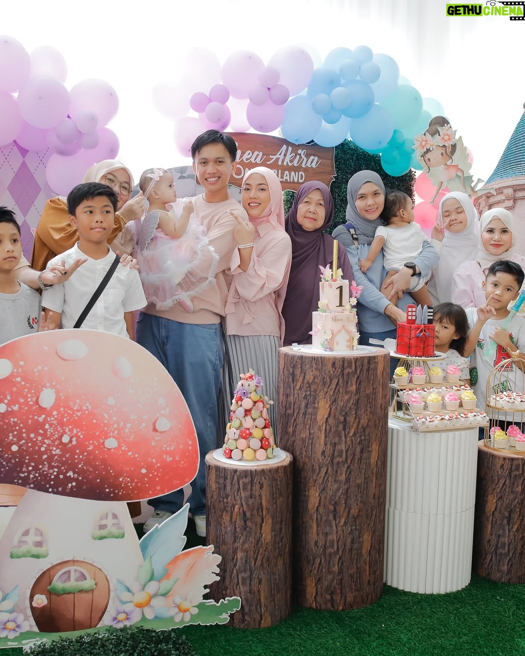 Shila Amzah - 36.4K Likes - Alhamdulillah sambutan hari lahir @rheaakiraa berjalan dengan lancar. 
Terima Kasih kepada family, Dan sahabat2 yang sudi memeriahkan majlis kami❤️

Special thanks to papa @ubaihani kerana dapat menjayakan event  Puteri kita dengan Baik sekali, Tapi Jangan Bagi semua credit Kat dia je😅 , sbb ubai telah turut dibantu oleh ramai manusia2 baik ini😍

@restuayahandaevent (organiser)

@ainacopartynsuch (backdrop)

@Wonderkidz_bouncycastle (playground)

@cakerykitchen_ (kek)

@popscoop.my (aiskrim)

@_figuraevents (sound system)

@myzatu_hidayah (roti jala)

@picnicdecoshahalam (candy wall)

@laiyan.kl (kopi)

@irachurros (churros tiktok)

Terlebih terkurang minta maaf ya semua 🤍
We really hope that you guys had fun yesterday !
Semoga kita berjumpa lagi✨