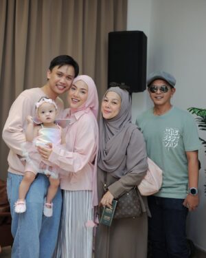 Shila Amzah Instagram - Alhamdulillah sambutan hari lahir @rheaakiraa berjalan dengan lancar.
Terima Kasih kepada family, Dan sahabat2 yang sudi memeriahkan majlis kami❤️
Special thanks to papa @ubaihani kerana dapat menjayakan event Puteri kita dengan Baik sekali, Tapi Jangan Bagi semua credit Kat dia je😅 , sbb ubai telah turut dibantu oleh ramai manusia2 baik ini😍
@restuayahandaevent (organiser)
@ainacopartynsuch (backdrop)
@Wonderkidz_bouncycastle (playground)
@cakerykitchen_ (kek)
@popscoop.my (aiskrim)
@_figuraevents (sound system)
@myzatu_hidayah (roti jala)
@picnicdecoshahalam (candy wall)
@laiyan.kl (kopi)
@irachurros (churros tiktok)
Terlebih terkurang minta maaf ya semua 🤍
We really hope that you guys had fun yesterday !
Semoga kita berjumpa lagi✨