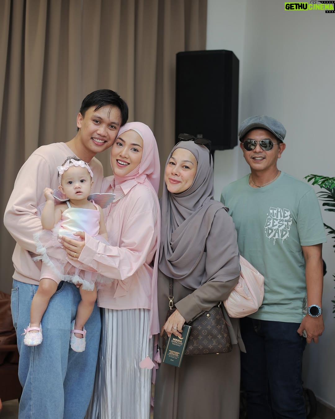 Shila Amzah - 36.4K Likes - Alhamdulillah sambutan hari lahir @rheaakiraa berjalan dengan lancar. 
Terima Kasih kepada family, Dan sahabat2 yang sudi memeriahkan majlis kami❤️

Special thanks to papa @ubaihani kerana dapat menjayakan event  Puteri kita dengan Baik sekali, Tapi Jangan Bagi semua credit Kat dia je😅 , sbb ubai telah turut dibantu oleh ramai manusia2 baik ini😍

@restuayahandaevent (organiser)

@ainacopartynsuch (backdrop)

@Wonderkidz_bouncycastle (playground)

@cakerykitchen_ (kek)

@popscoop.my (aiskrim)

@_figuraevents (sound system)

@myzatu_hidayah (roti jala)

@picnicdecoshahalam (candy wall)

@laiyan.kl (kopi)

@irachurros (churros tiktok)

Terlebih terkurang minta maaf ya semua 🤍
We really hope that you guys had fun yesterday !
Semoga kita berjumpa lagi✨