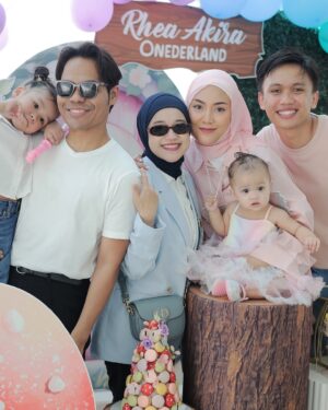 Shila Amzah Instagram - Alhamdulillah sambutan hari lahir @rheaakiraa berjalan dengan lancar.
Terima Kasih kepada family, Dan sahabat2 yang sudi memeriahkan majlis kami❤️
Special thanks to papa @ubaihani kerana dapat menjayakan event Puteri kita dengan Baik sekali, Tapi Jangan Bagi semua credit Kat dia je😅 , sbb ubai telah turut dibantu oleh ramai manusia2 baik ini😍
@restuayahandaevent (organiser)
@ainacopartynsuch (backdrop)
@Wonderkidz_bouncycastle (playground)
@cakerykitchen_ (kek)
@popscoop.my (aiskrim)
@_figuraevents (sound system)
@myzatu_hidayah (roti jala)
@picnicdecoshahalam (candy wall)
@laiyan.kl (kopi)
@irachurros (churros tiktok)
Terlebih terkurang minta maaf ya semua 🤍
We really hope that you guys had fun yesterday !
Semoga kita berjumpa lagi✨