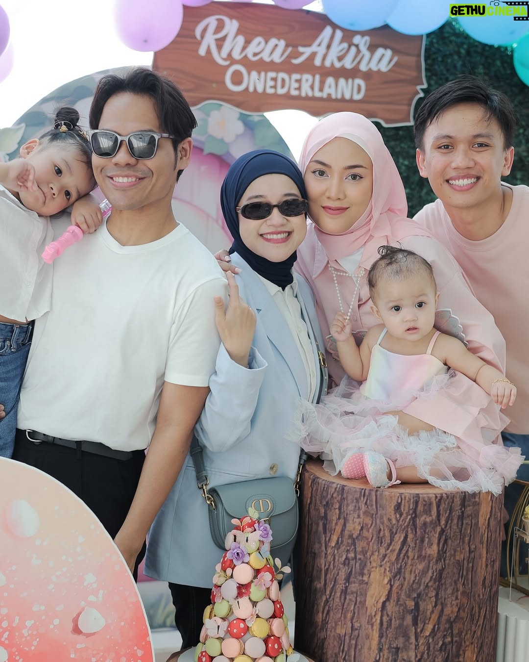 Shila Amzah - 36.4K Likes - Alhamdulillah sambutan hari lahir @rheaakiraa berjalan dengan lancar. 
Terima Kasih kepada family, Dan sahabat2 yang sudi memeriahkan majlis kami❤️

Special thanks to papa @ubaihani kerana dapat menjayakan event  Puteri kita dengan Baik sekali, Tapi Jangan Bagi semua credit Kat dia je😅 , sbb ubai telah turut dibantu oleh ramai manusia2 baik ini😍

@restuayahandaevent (organiser)

@ainacopartynsuch (backdrop)

@Wonderkidz_bouncycastle (playground)

@cakerykitchen_ (kek)

@popscoop.my (aiskrim)

@_figuraevents (sound system)

@myzatu_hidayah (roti jala)

@picnicdecoshahalam (candy wall)

@laiyan.kl (kopi)

@irachurros (churros tiktok)

Terlebih terkurang minta maaf ya semua 🤍
We really hope that you guys had fun yesterday !
Semoga kita berjumpa lagi✨