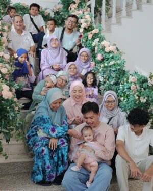 Shila Amzah Instagram - Alhamdulillah sambutan hari lahir @rheaakiraa berjalan dengan lancar.
Terima Kasih kepada family, Dan sahabat2 yang sudi memeriahkan majlis kami❤️
Special thanks to papa @ubaihani kerana dapat menjayakan event Puteri kita dengan Baik sekali, Tapi Jangan Bagi semua credit Kat dia je😅 , sbb ubai telah turut dibantu oleh ramai manusia2 baik ini😍
@restuayahandaevent (organiser)
@ainacopartynsuch (backdrop)
@Wonderkidz_bouncycastle (playground)
@cakerykitchen_ (kek)
@popscoop.my (aiskrim)
@_figuraevents (sound system)
@myzatu_hidayah (roti jala)
@picnicdecoshahalam (candy wall)
@laiyan.kl (kopi)
@irachurros (churros tiktok)
Terlebih terkurang minta maaf ya semua 🤍
We really hope that you guys had fun yesterday !
Semoga kita berjumpa lagi✨