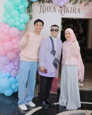 Shila Amzah Instagram - Alhamdulillah sambutan hari lahir @rheaakiraa berjalan dengan lancar.
Terima Kasih kepada family, Dan sahabat2 yang sudi memeriahkan majlis kami❤️
Special thanks to papa @ubaihani kerana dapat menjayakan event Puteri kita dengan Baik sekali, Tapi Jangan Bagi semua credit Kat dia je😅 , sbb ubai telah turut dibantu oleh ramai manusia2 baik ini😍
@restuayahandaevent (organiser)
@ainacopartynsuch (backdrop)
@Wonderkidz_bouncycastle (playground)
@cakerykitchen_ (kek)
@popscoop.my (aiskrim)
@_figuraevents (sound system)
@myzatu_hidayah (roti jala)
@picnicdecoshahalam (candy wall)
@laiyan.kl (kopi)
@irachurros (churros tiktok)
Terlebih terkurang minta maaf ya semua 🤍
We really hope that you guys had fun yesterday !
Semoga kita berjumpa lagi✨