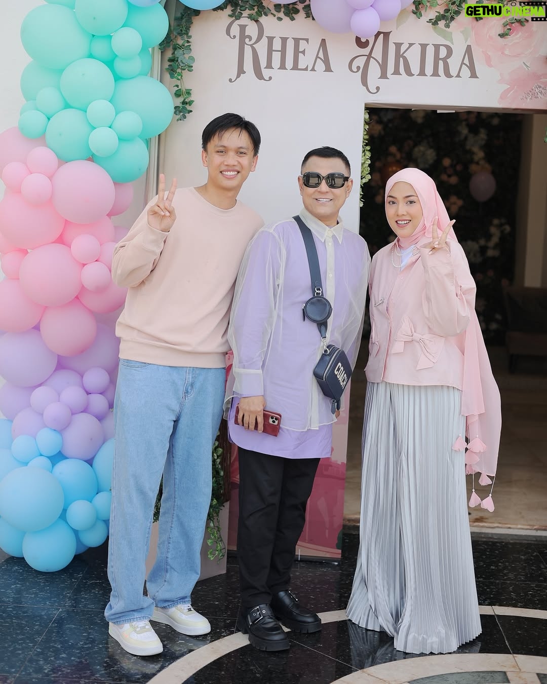 Shila Amzah - 36.4K Likes - Alhamdulillah sambutan hari lahir @rheaakiraa berjalan dengan lancar. 
Terima Kasih kepada family, Dan sahabat2 yang sudi memeriahkan majlis kami❤️

Special thanks to papa @ubaihani kerana dapat menjayakan event  Puteri kita dengan Baik sekali, Tapi Jangan Bagi semua credit Kat dia je😅 , sbb ubai telah turut dibantu oleh ramai manusia2 baik ini😍

@restuayahandaevent (organiser)

@ainacopartynsuch (backdrop)

@Wonderkidz_bouncycastle (playground)

@cakerykitchen_ (kek)

@popscoop.my (aiskrim)

@_figuraevents (sound system)

@myzatu_hidayah (roti jala)

@picnicdecoshahalam (candy wall)

@laiyan.kl (kopi)

@irachurros (churros tiktok)

Terlebih terkurang minta maaf ya semua 🤍
We really hope that you guys had fun yesterday !
Semoga kita berjumpa lagi✨