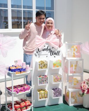 Shila Amzah Instagram - Alhamdulillah sambutan hari lahir @rheaakiraa berjalan dengan lancar.
Terima Kasih kepada family, Dan sahabat2 yang sudi memeriahkan majlis kami❤️
Special thanks to papa @ubaihani kerana dapat menjayakan event Puteri kita dengan Baik sekali, Tapi Jangan Bagi semua credit Kat dia je😅 , sbb ubai telah turut dibantu oleh ramai manusia2 baik ini😍
@restuayahandaevent (organiser)
@ainacopartynsuch (backdrop)
@Wonderkidz_bouncycastle (playground)
@cakerykitchen_ (kek)
@popscoop.my (aiskrim)
@_figuraevents (sound system)
@myzatu_hidayah (roti jala)
@picnicdecoshahalam (candy wall)
@laiyan.kl (kopi)
@irachurros (churros tiktok)
Terlebih terkurang minta maaf ya semua 🤍
We really hope that you guys had fun yesterday !
Semoga kita berjumpa lagi✨