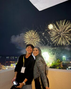 Shila Amzah Instagram - I absolutely loveeeee the firework!!! Thank you Sibu for making me feel so welcomed !
Amazing people , great hospitality and how can I forget the yummy food.
Till we meet again ❤️ thank you Rimbunan Hijau for having me ✨
我真的超级喜欢烟花表演!!!谢谢诗巫让我感受到满满的欢迎和温暖!
大家都好亲切,待人热情,还有美味的食物让我难以忘怀。
希望很快能再见到你们~谢谢Rimbunan Hijau的盛情招待!
充满爱和感激的心情,再次说声谢谢你们!