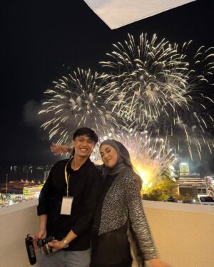 Shila Amzah Instagram - I absolutely loveeeee the firework!!! Thank you Sibu for making me feel so welcomed !
Amazing people , great hospitality and how can I forget the yummy food.
Till we meet again ❤️ thank you Rimbunan Hijau for having me ✨
我真的超级喜欢烟花表演!!!谢谢诗巫让我感受到满满的欢迎和温暖!
大家都好亲切,待人热情,还有美味的食物让我难以忘怀。
希望很快能再见到你们~谢谢Rimbunan Hijau的盛情招待!
充满爱和感激的心情,再次说声谢谢你们!
