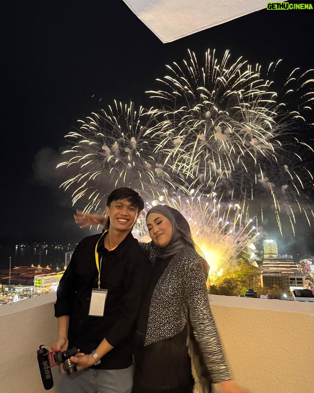 Shila Amzah - 24K Likes - I absolutely loveeeee the firework!!! Thank you Sibu for making me feel so welcomed !
Amazing people , great hospitality and how can I forget the yummy food. 
Till we meet again ❤️ thank you Rimbunan Hijau for having me ✨

我真的超级喜欢烟花表演！！！谢谢诗巫让我感受到满满的欢迎和温暖！
大家都好亲切，待人热情，还有美味的食物让我难以忘怀。
希望很快能再见到你们～谢谢Rimbunan Hijau的盛情招待！

充满爱和感激的心情，再次说声谢谢你们！