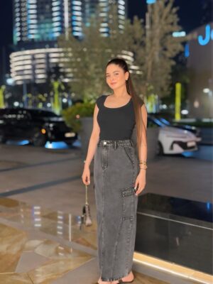 Shilpa Chaudhary Instagram - Dressed in black, glowing in gold ✨
Top : @zara
Skirt : @bershka
Watch : @danielwellington
Bag : Aldo