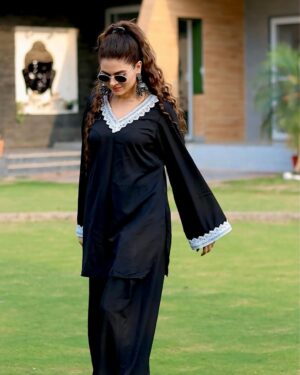 Shilpa Chaudhary Instagram - 🖤
Beautiful outfit from : @dhaagaraag