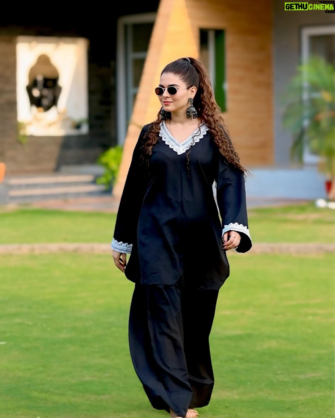 Shilpa Chaudhary - 15.2K Likes - 🖤 

Beautiful outfit from : @dhaagaraag