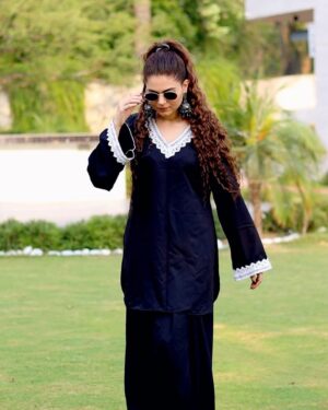 Shilpa Chaudhary Instagram - 🖤
Beautiful outfit from : @dhaagaraag