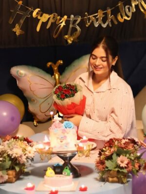 Shilpa Chaudhary Instagram - Got the cutest pre-birthday surprise at midnight 🎉💖 Feeling beyond lucky and grateful for all the love, wishes & smiles already pouring in! You guys made my day before it even began! ✨
#PreBirthdayFeels #MidnightMagic #FeelingBlessed