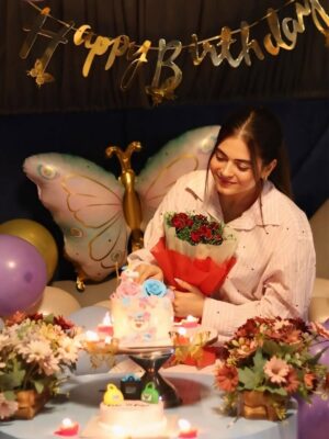 Shilpa Chaudhary Instagram - Got the cutest pre-birthday surprise at midnight 🎉💖 Feeling beyond lucky and grateful for all the love, wishes & smiles already pouring in! You guys made my day before it even began! ✨
#PreBirthdayFeels #MidnightMagic #FeelingBlessed