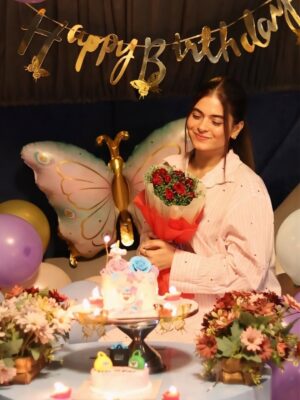 Shilpa Chaudhary Instagram - Got the cutest pre-birthday surprise at midnight 🎉💖 Feeling beyond lucky and grateful for all the love, wishes & smiles already pouring in! You guys made my day before it even began! ✨
#PreBirthdayFeels #MidnightMagic #FeelingBlessed