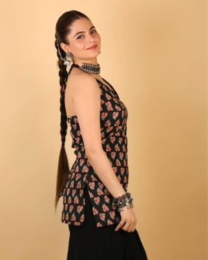 Shilpa Chaudhary Instagram - Outfit : @dhaagaraag 🖤
#longhairunicorn7