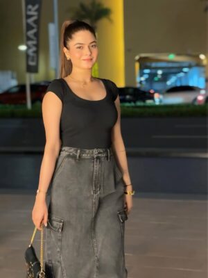 Shilpa Chaudhary Instagram - Dressed in black, glowing in gold ✨
Top : @zara
Skirt : @bershka
Watch : @danielwellington
Bag : Aldo