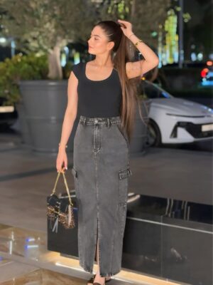 Shilpa Chaudhary Instagram - Dressed in black, glowing in gold ✨
Top : @zara
Skirt : @bershka
Watch : @danielwellington
Bag : Aldo