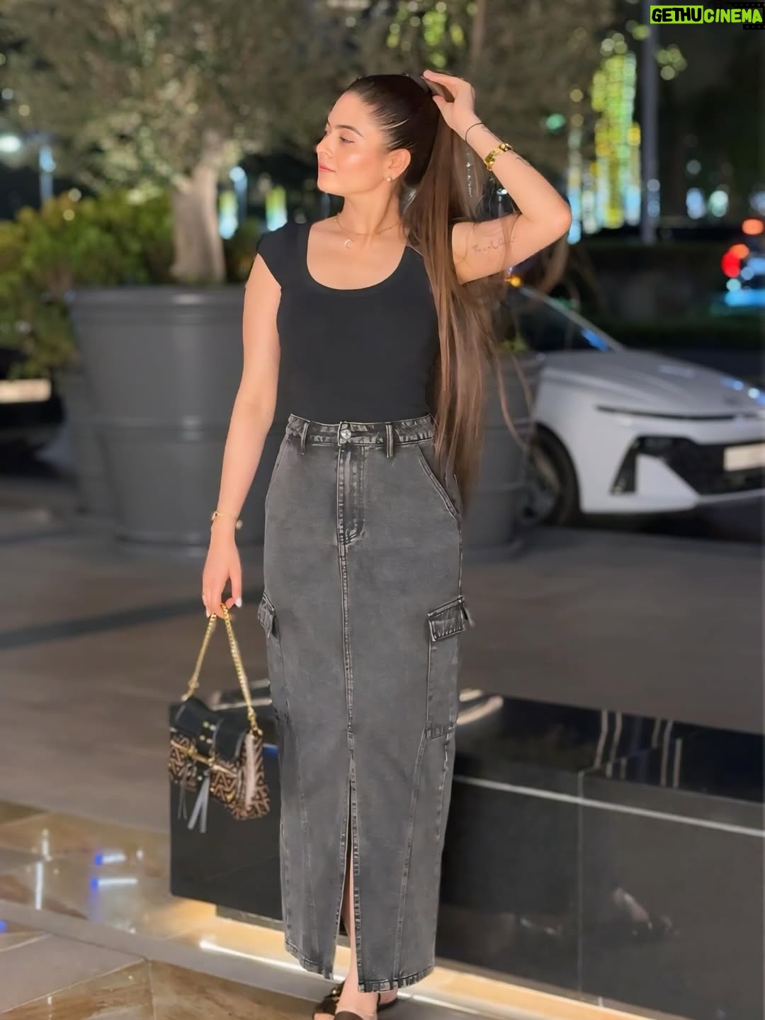 Shilpa Chaudhary - 12.8K Likes - Dressed in black, glowing in gold ✨

Top : @zara 
Skirt : @bershka 
Watch : @danielwellington 
Bag : Aldo