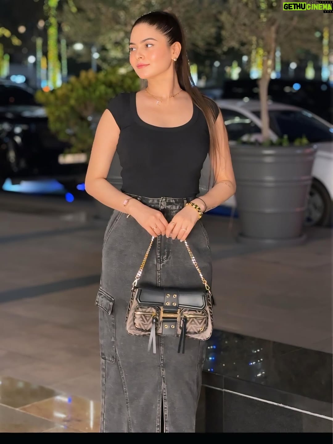 Shilpa Chaudhary - 12.8K Likes - Dressed in black, glowing in gold ✨

Top : @zara 
Skirt : @bershka 
Watch : @danielwellington 
Bag : Aldo
