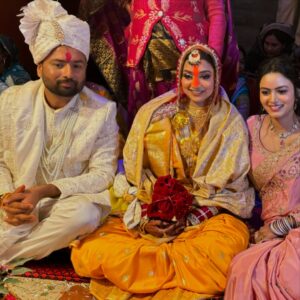 Shilpi Raghwani Instagram - Meri pyri sakhi ♥️🫶 nd jiju 😄
Congratulations both of you ♥️🫶
Finally guys shadi ho gai 😂😂
Ab mere liye bhi ladka dhundh do 😂
@astha23s @shubhamsingh9450