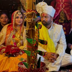 Shilpi Raghwani Instagram - Meri pyri sakhi ♥️🫶 nd jiju 😄
Congratulations both of you ♥️🫶
Finally guys shadi ho gai 😂😂
Ab mere liye bhi ladka dhundh do 😂
@astha23s @shubhamsingh9450