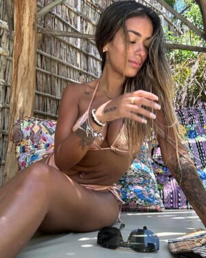 Shirley Arica Instagram - Estuve viendo algunos comentarios de mi panza y decirles que cada cosa que subo la veo 100 veces antes de , pero hace mucho dejo de importarme esos comentarios y más aún cuando se refieren al físico , me amo así y me acepto con todos mis defectos , celulitis , abdomen fofo etc … ámense como son ♥️
