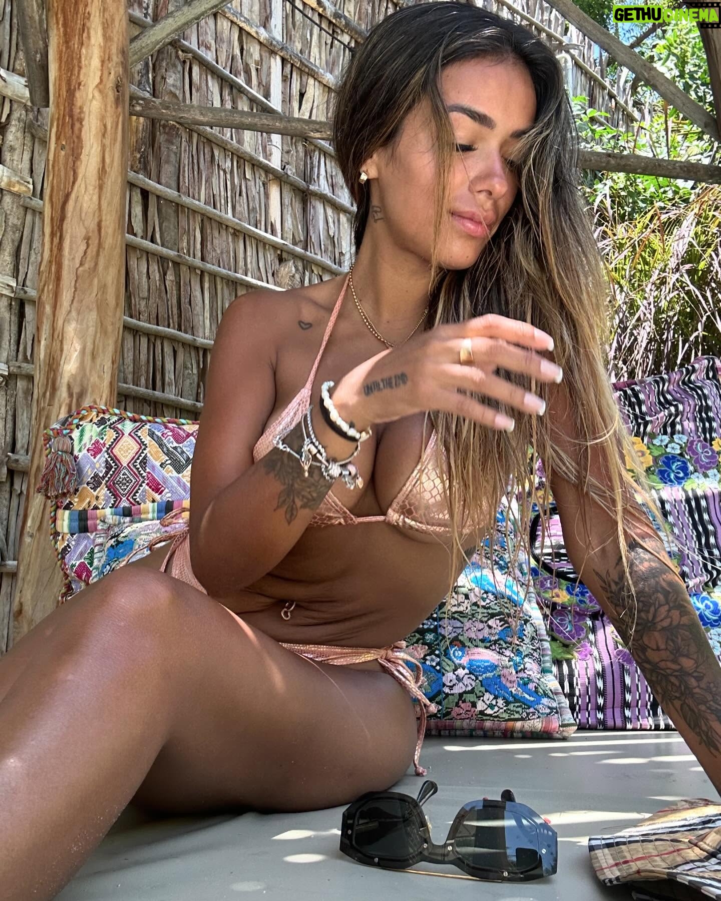 Shirley Arica - 63.8K Likes - Estuve viendo algunos comentarios de mi panza y decirles que cada cosa que subo la veo 100 veces antes de , pero hace mucho dejo de importarme esos comentarios y más aún cuando se refieren al físico , me amo así y me acepto con todos mis defectos , celulitis , abdomen fofo etc … ámense como son ♥️