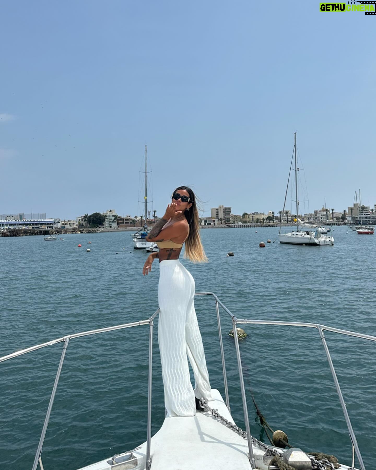 Shirley Arica - 46.1K Likes - Seamos como el mar 
Sin miedo a nuestra fuerza 
Profundo y abundante 
Con voz clara 
Y sin miedo avanzar 

@ancon_beach