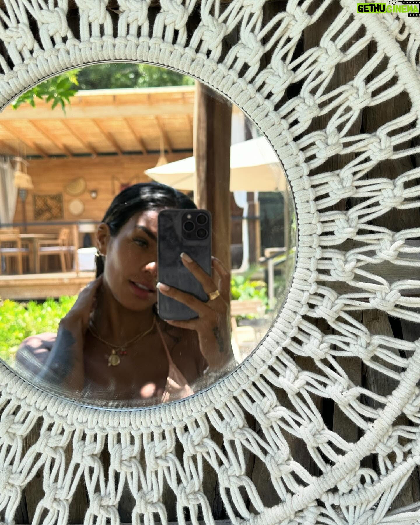 Shirley Arica - 63.8K Likes - Estuve viendo algunos comentarios de mi panza y decirles que cada cosa que subo la veo 100 veces antes de , pero hace mucho dejo de importarme esos comentarios y más aún cuando se refieren al físico , me amo así y me acepto con todos mis defectos , celulitis , abdomen fofo etc … ámense como son ♥️