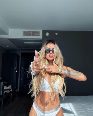 Shirley Arica Instagram - Esto es lo que hago en el hotel cuando estoy aburrida 🤪
Cuál es tu favorita ? ❤️