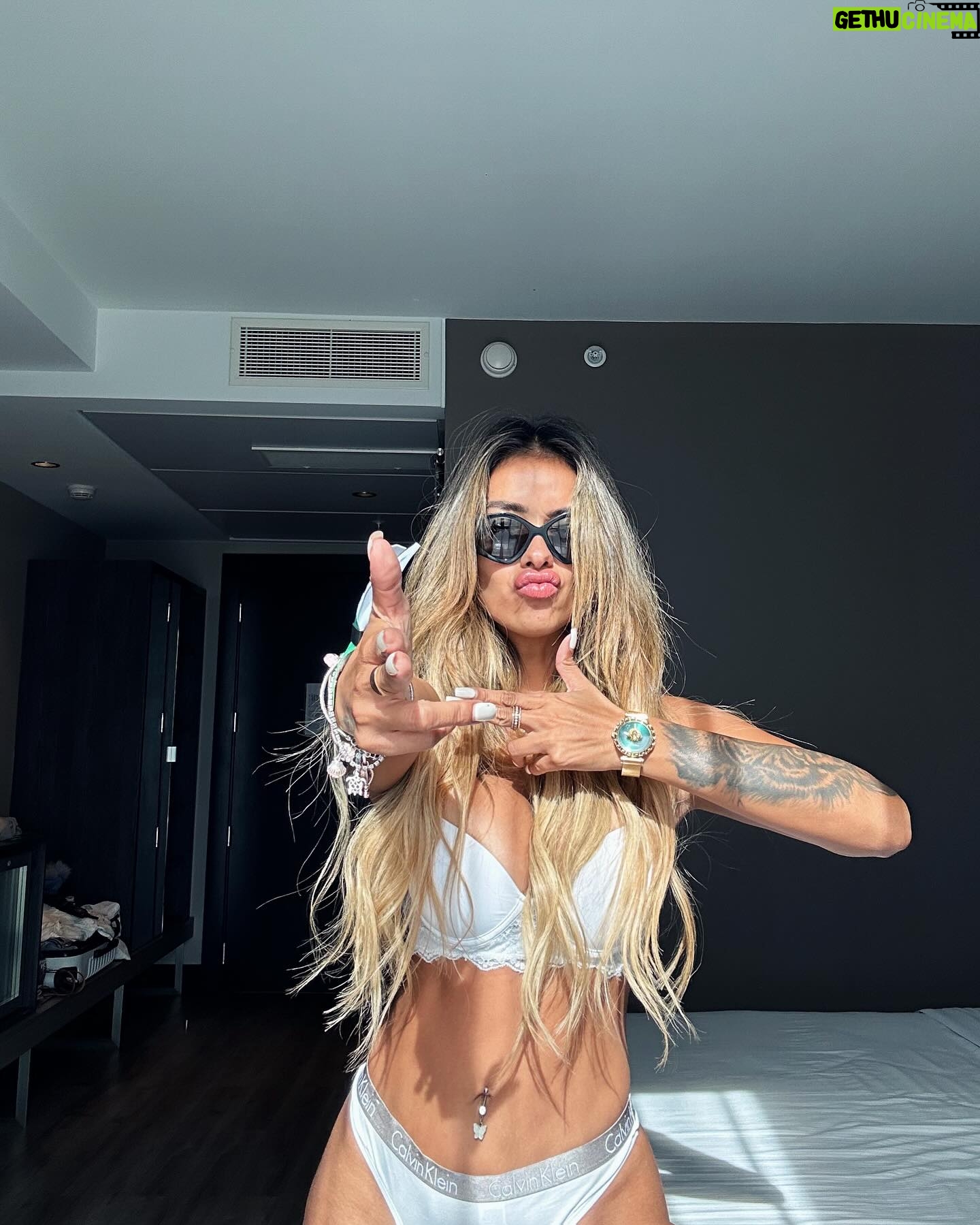 Shirley Arica - 90.5K Likes - Esto es lo que hago en el hotel cuando estoy aburrida 🤪
Cuál es tu favorita ? ❤️
