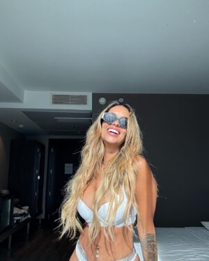 Shirley Arica Instagram - Esto es lo que hago en el hotel cuando estoy aburrida 🤪
Cuál es tu favorita ? ❤️