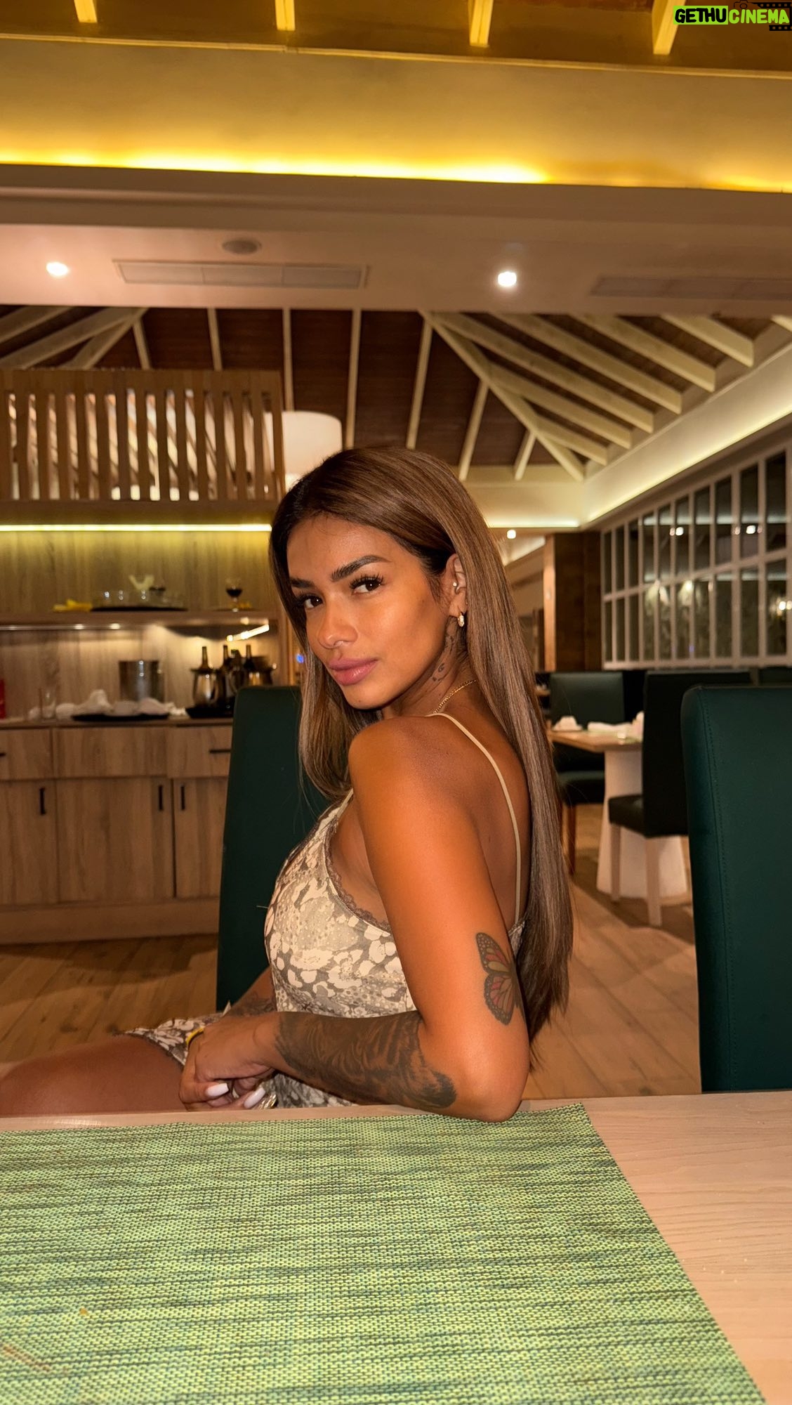 Shirley Arica - 40.2K Likes - ❤️✨ odiada y amada … #real 
Pero aquí andan mirando mi perfil 💋💋