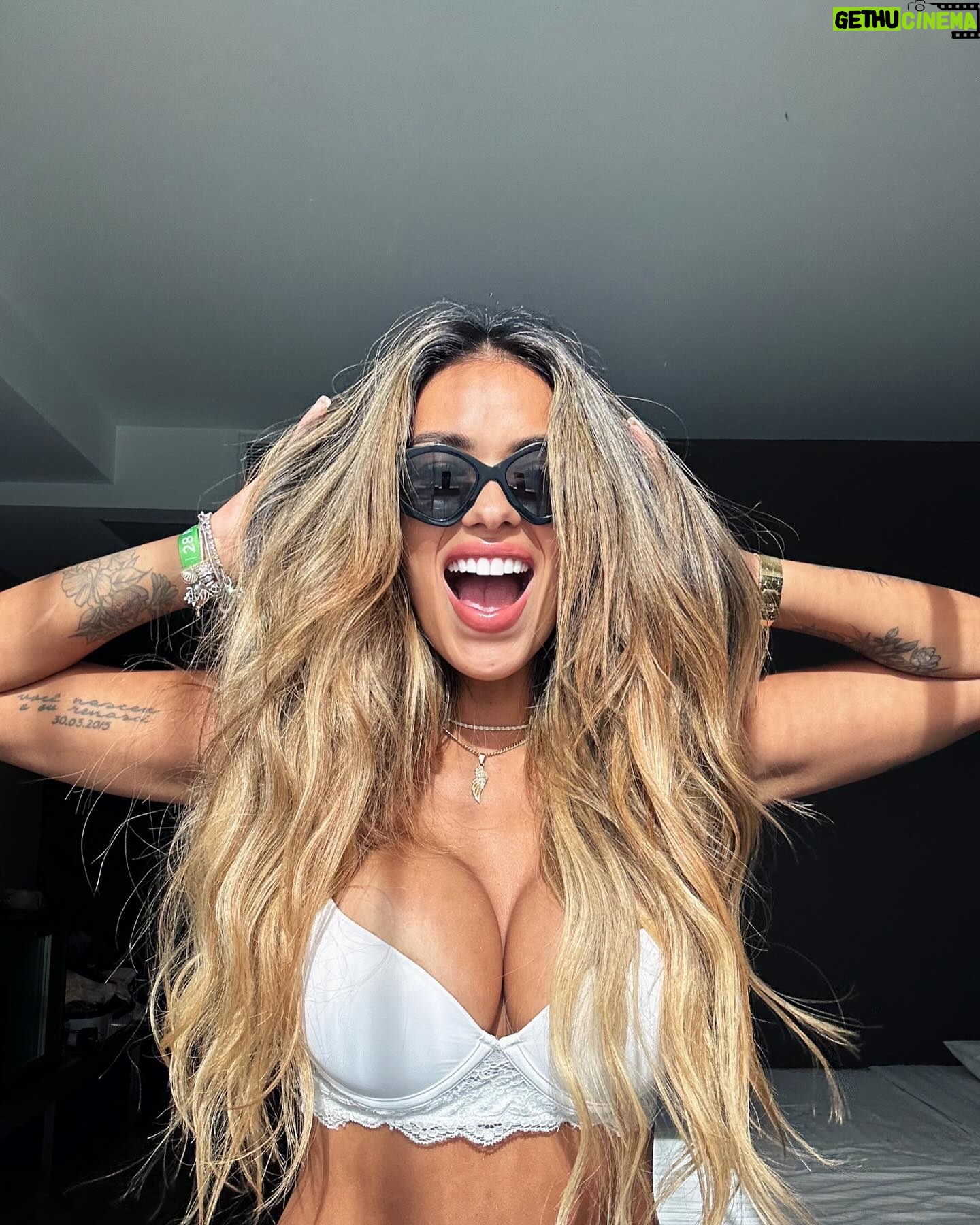 Shirley Arica - 90.5K Likes - Esto es lo que hago en el hotel cuando estoy aburrida 🤪
Cuál es tu favorita ? ❤️