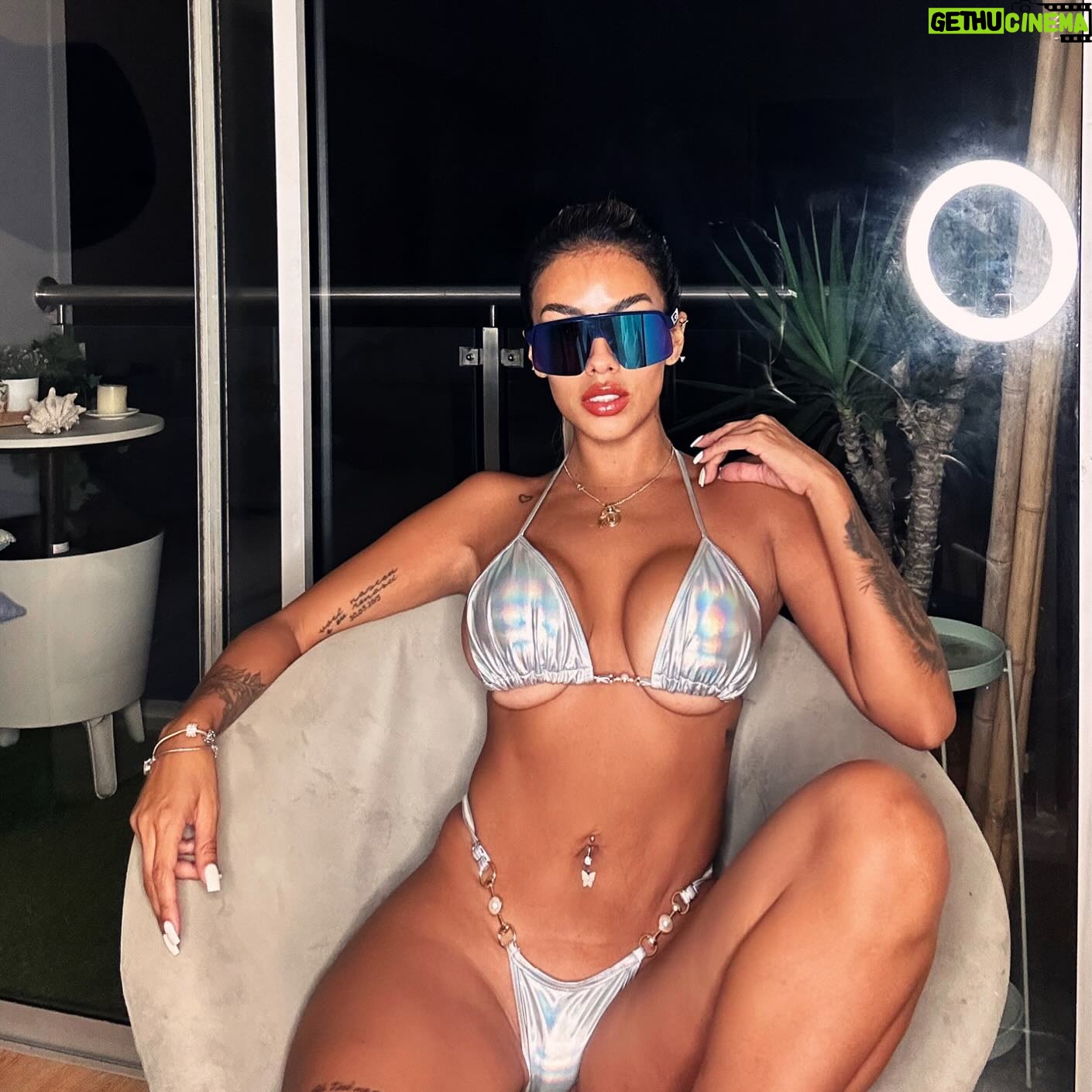 Shirley Arica - 69.6K Likes - 🐉🦀♥️💰