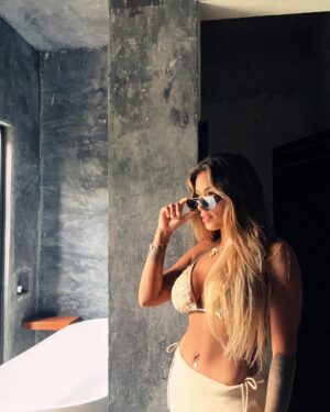 Shirley Arica Instagram - Este año voy a justificar todo con “la vida es una “🐚🌷🌸🌈☀️⭐️