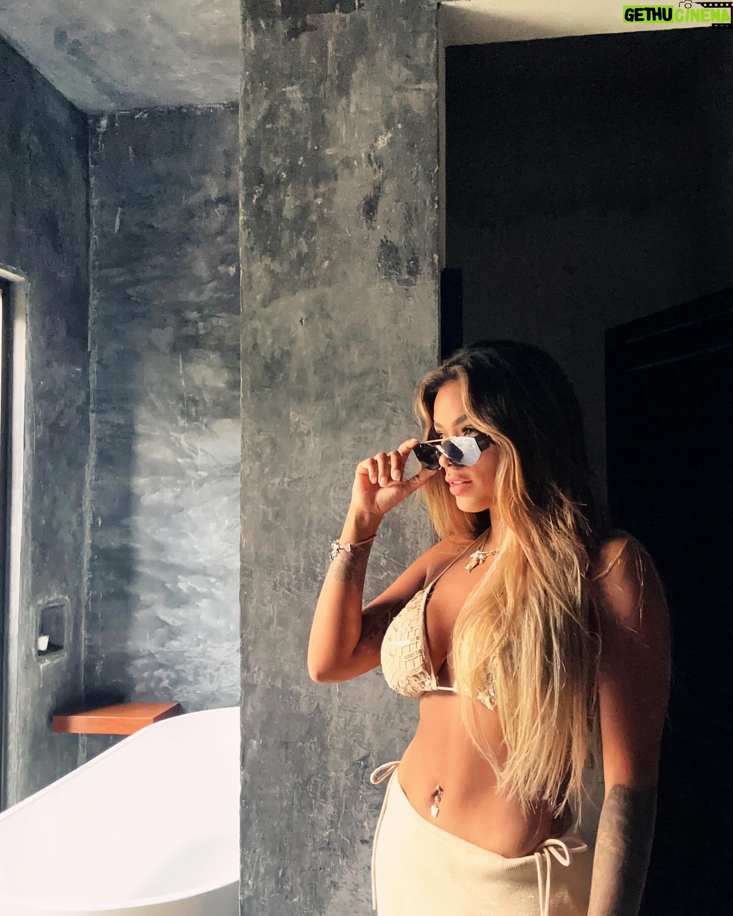 Shirley Arica - 44.2K Likes - Este año voy a justificar todo con “la vida es una “🐚🌷🌸🌈☀️⭐️