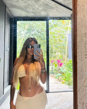 Shirley Arica Instagram - Este año voy a justificar todo con “la vida es una “🐚🌷🌸🌈☀️⭐️