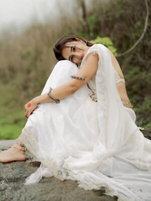 Shivali Rijhwani Instagram - 🦢🪷
This look is built on the idea of “Purity meeting Depth” - a white saree symbolizing simplicity and calm, paired with natural elements. The gajra, the earthy tones of water and sky becomes the muse and the story.
From vision to reality - all thanks to my A-team. Styling – @stylistgurleenkaur
Photography – @snapbyte_ @look_book_by_snapbyte