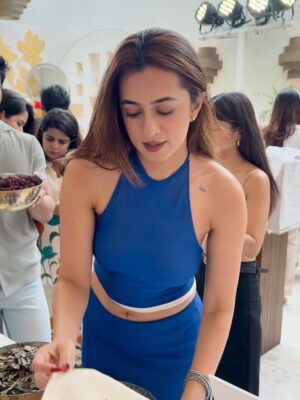 Shivali Rijhwani Instagram - Co-ord cuteness → brand rendezvous → a soulful pause 🥥🦋
A day with @puravedaofficial x @tirabeauty that ended in a love story with vegan plates at @pause.mumbai 🌿✨